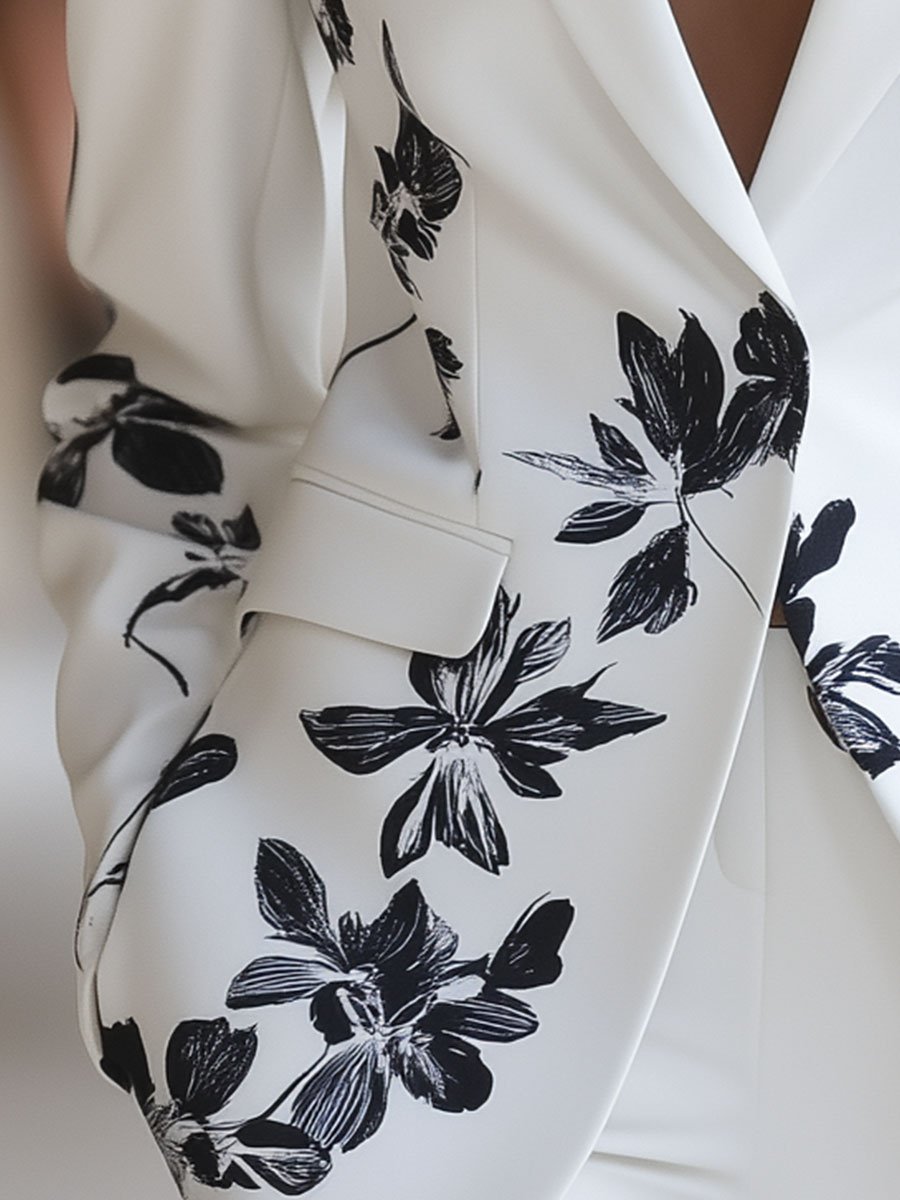 Charlotte – Witte Blazer met Gedurfde Zwarte Bloemenprint