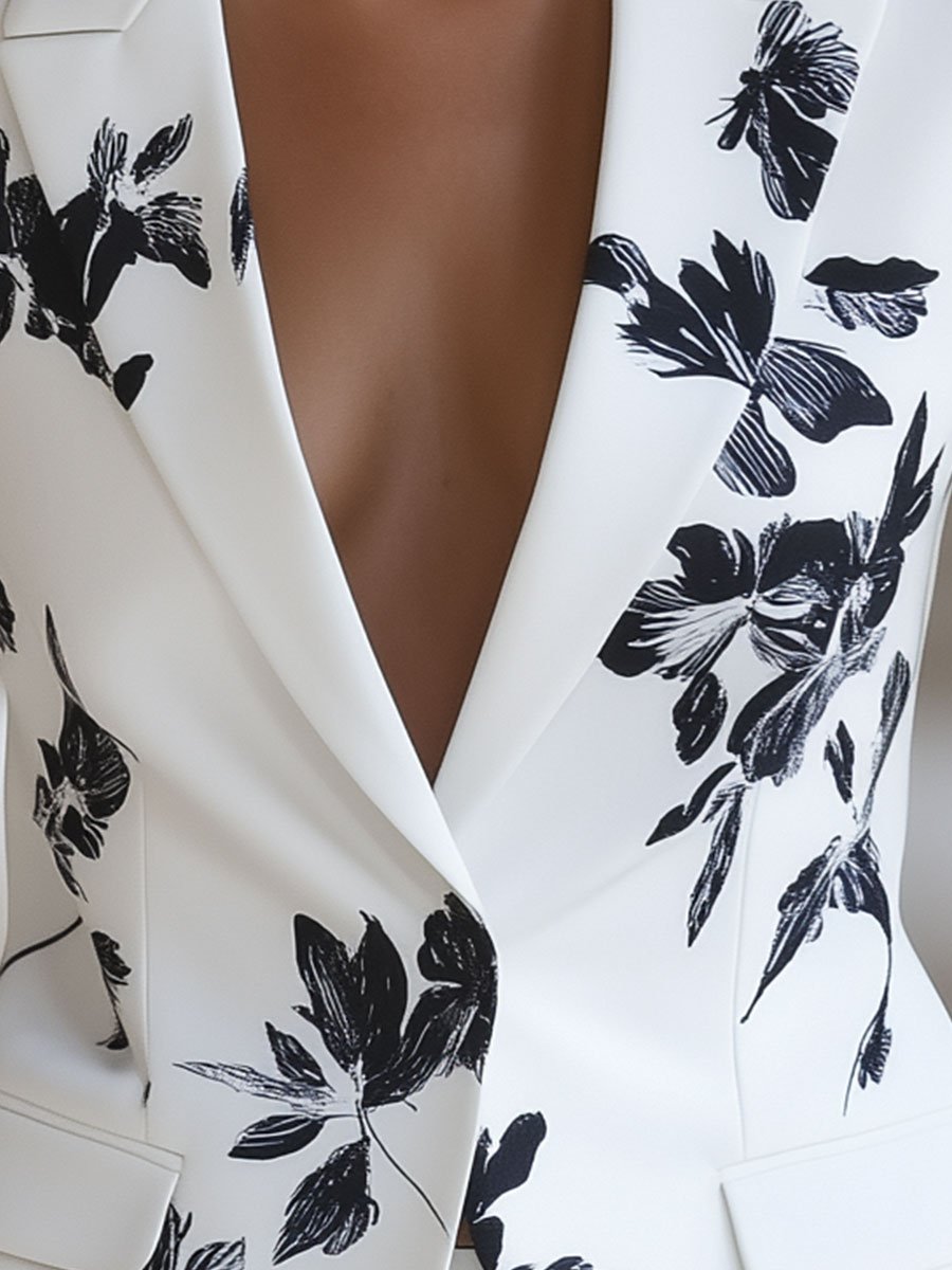 Charlotte – Witte Blazer met Gedurfde Zwarte Bloemenprint