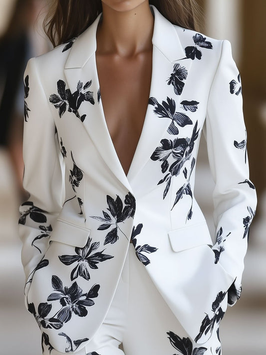 Charlotte – Witte Blazer met Gedurfde Zwarte Bloemenprint